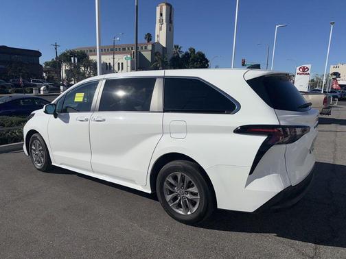 2024 Toyota Sienna LE