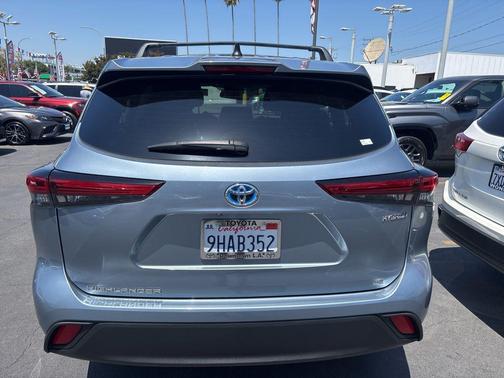 Moon Dust 2023 Toyota Highlander Hybrid LE