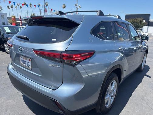 Moon Dust 2023 Toyota Highlander Hybrid LE