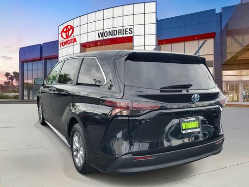 2024 Toyota Sienna LE