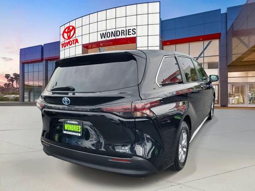 2024 Toyota Sienna LE