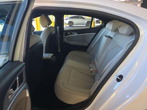 2023 Genesis G70 2.0T RWD