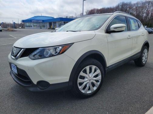 Pearl White 2018 Nissan Rogue Sport SV