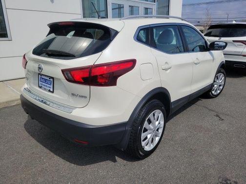 Pearl White 2018 Nissan Rogue Sport SV