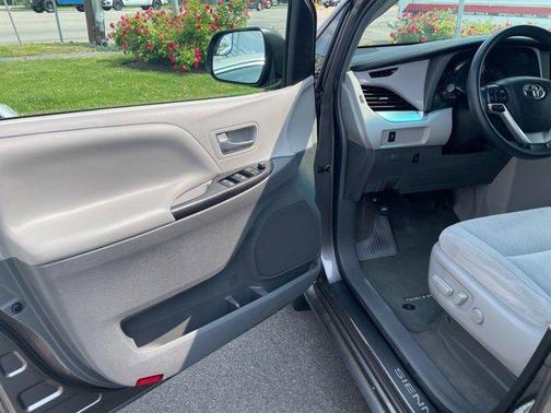 2017 Toyota Sienna LE