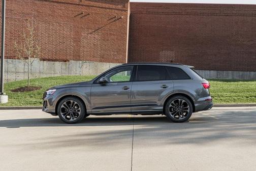 Samurai Gray Metallic 2026 Audi Q7 55 Premium Plus
