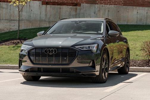 2022 Audi e-tron Premium Plus