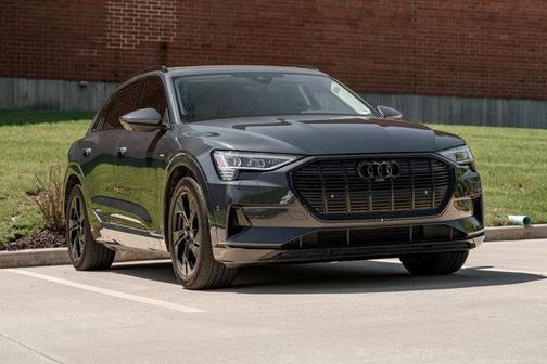 2022 Audi e-tron Premium Plus