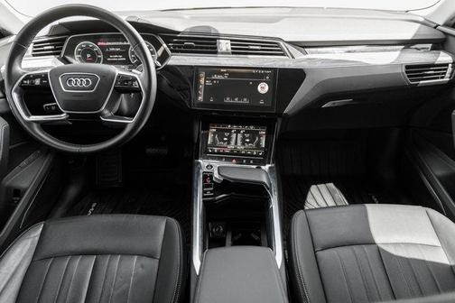 2022 Audi e-tron Premium Plus