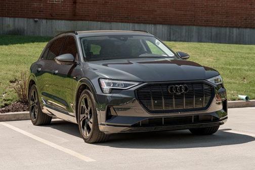2022 Audi e-tron Premium Plus