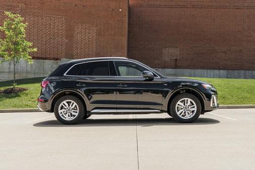 Mythos Black Metallic 2023 Audi Q5 45 S line Premium