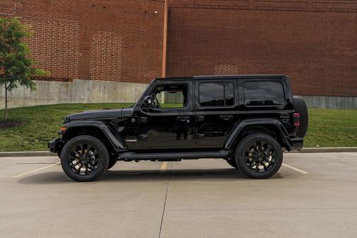 Black Clearcoat 2022 Jeep Wrangler Unlimited High Altitude 4x4