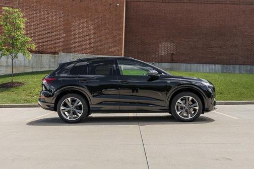Mythos Black Metallic 2023 Audi Q4 e-tron Premium 50 quattro