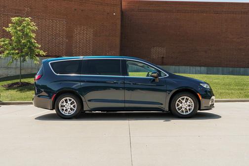 Fathom Blue Pearlcoat 2023 Chrysler Pacifica Touring L
