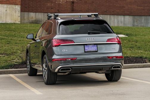 Daytona Gray Pearl Effect 2023 Audi Q5 45 S line Premium Plus