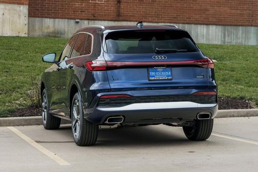 Navarra Blue Metallic 2026 Audi Q5 Premium TFSI quattro S tronic