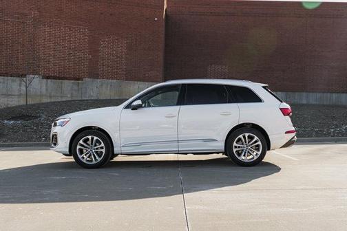 2025 Audi Q7 55 Premium Plus