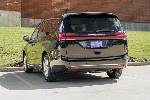 Brilliant Black Crystal Pearlcoat 2023 Chrysler Pacifica Touring L