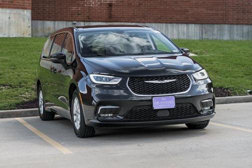 Brilliant Black Crystal Pearlcoat 2023 Chrysler Pacifica Touring L