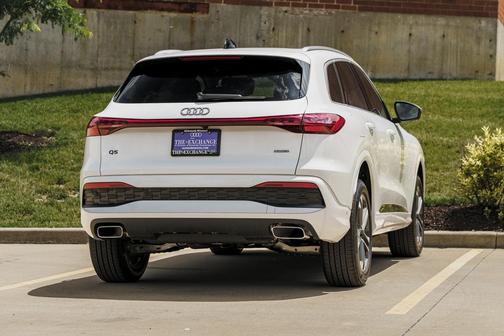 Glacier White Metallic 2026 Audi Q5 Premium Plus TFSI quattro S tronic