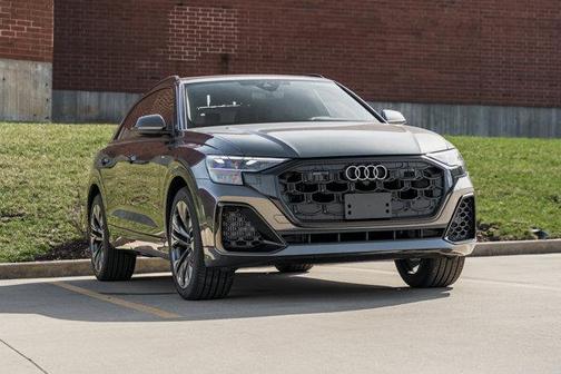 Daytona Gray Pearl Effect 2026 Audi Q8 55 Premium Plus