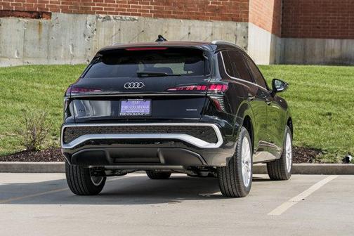 Mythos Black Metallic 2026 Audi Q3 TFSI quattro S tronic