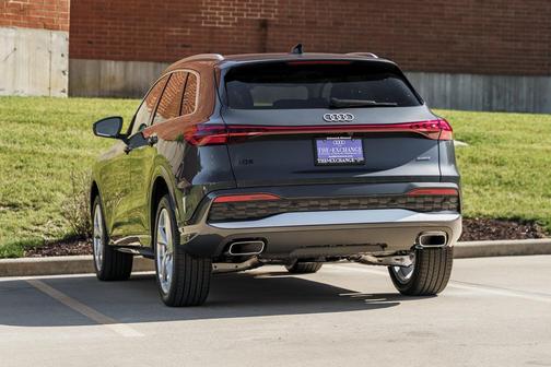 Tambora Gray Metallic 2026 Audi Q5 Premium Plus TFSI quattro S tronic