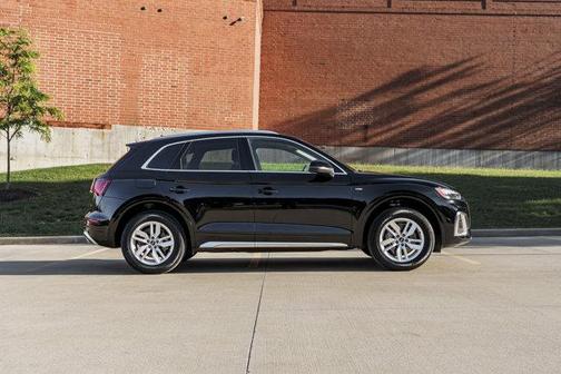 Mythos Black Metallic 2023 Audi Q5 45 S line Premium