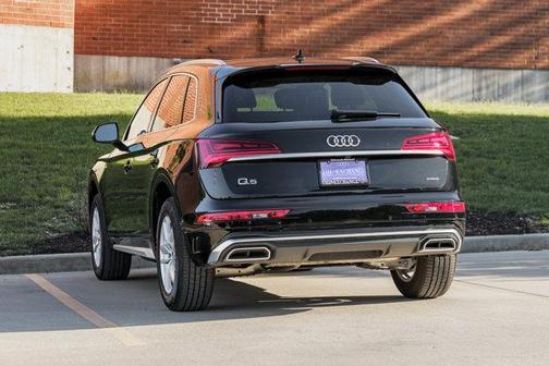 Mythos Black Metallic 2023 Audi Q5 45 S line Premium