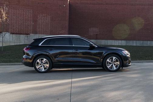 2024 Audi Q8 e-tron Premium Plus