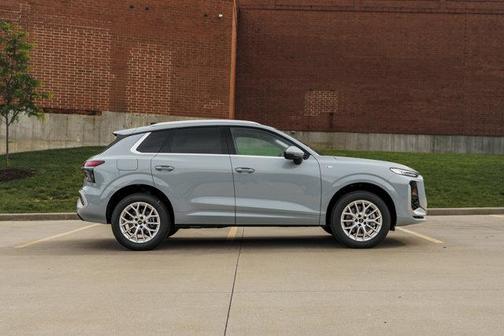 Arrow Gray Pearl Effect 2026 Audi Q3 TFSI quattro S tronic