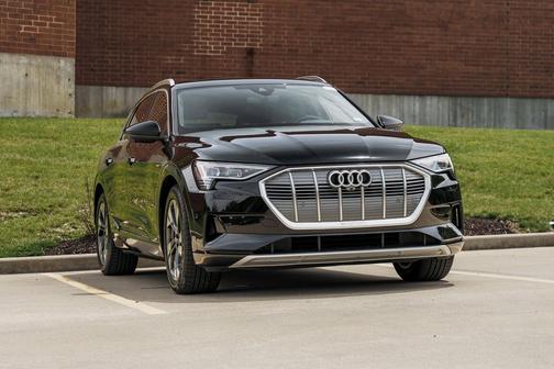Mythos Black Metallic 2023 Audi e-tron Premium Plus quattro