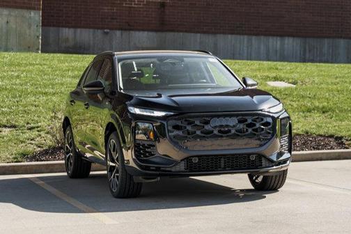 Mythos Black Metallic 2026 Audi Q3 TFSI quattro S tronic