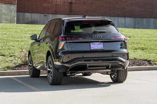 Mythos Black Metallic 2026 Audi Q3 TFSI quattro S tronic