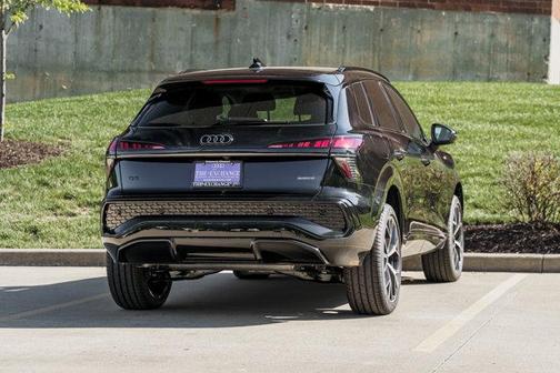Mythos Black Metallic 2026 Audi Q3 TFSI quattro S tronic