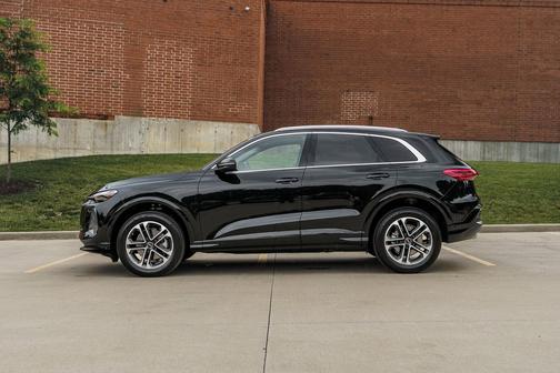 Mythos Black Metallic 2025 Audi Q5 Premium TFSI quattro S tronic