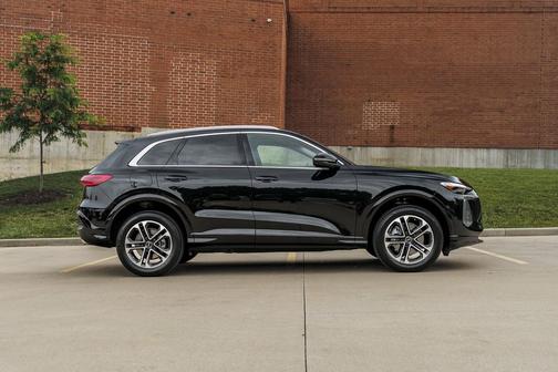 Mythos Black Metallic 2025 Audi Q5 Premium TFSI quattro S tronic