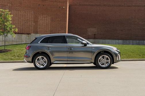 Daytona Gray Pearl Effect 2024 Audi Q5 55 S line Prestige