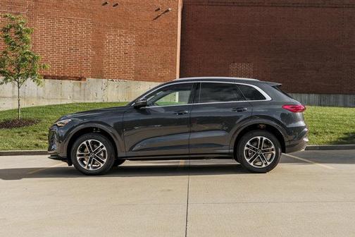 Tambora Gray Metallic 2026 Audi Q5 Premium TFSI quattro S tronic