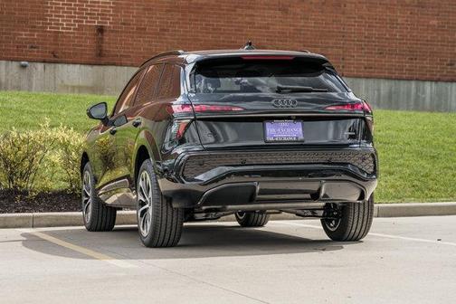 Mythos Black Metallic 2026 Audi Q3 TFSI quattro S tronic