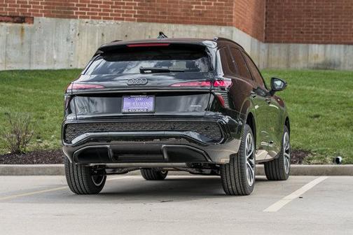 Mythos Black Metallic 2026 Audi Q3 TFSI quattro S tronic
