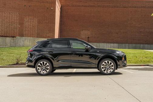 Mythos Black Metallic 2026 Audi Q3 TFSI quattro S tronic