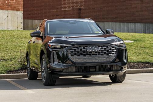 Mythos Black Metallic 2025 Audi Q5 Premium TFSI quattro S tronic