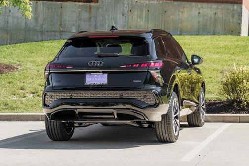 Mythos Black Metallic 2026 Audi Q3 TFSI quattro S tronic