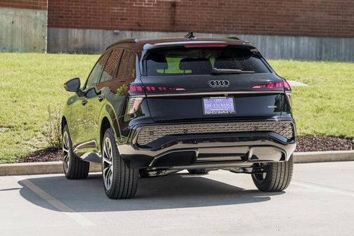 Mythos Black Metallic 2026 Audi Q3 TFSI quattro S tronic