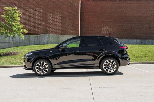Mythos Black Metallic 2026 Audi Q3 TFSI quattro S tronic