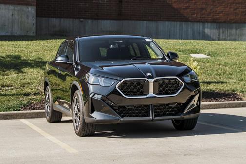Black Sapphire Metallic 2025 BMW X2 xDrive28i