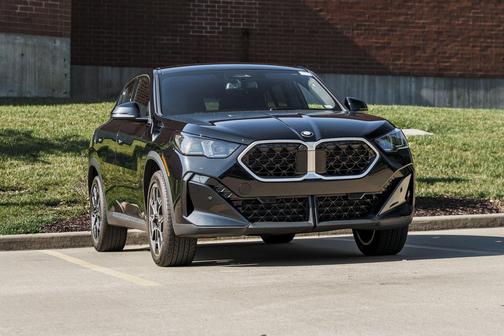 Black Sapphire Metallic 2025 BMW X2 xDrive28i