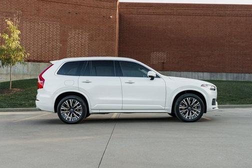 2022 Volvo XC90 T6 Momentum