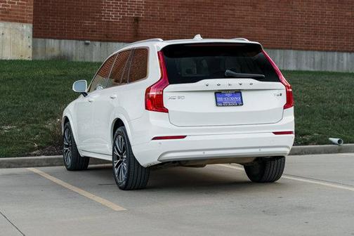 2022 Volvo XC90 T6 Momentum